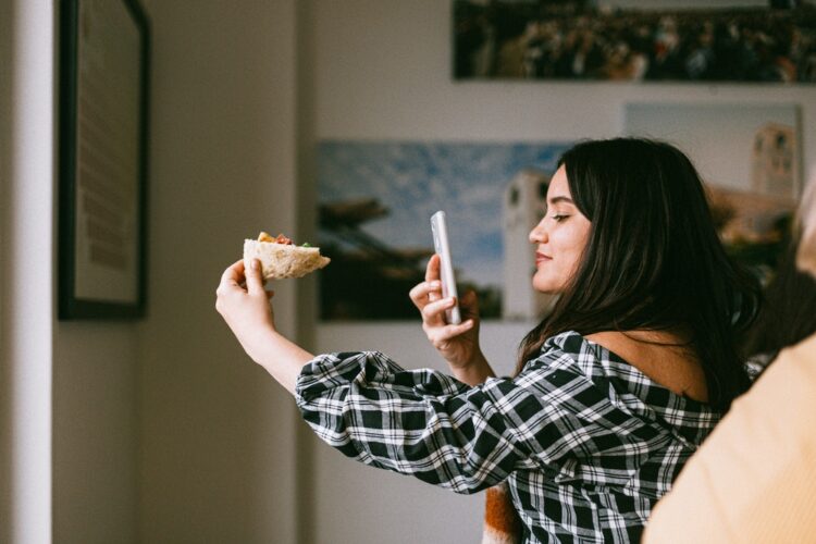 Are Influencers the New Editors in Chief?